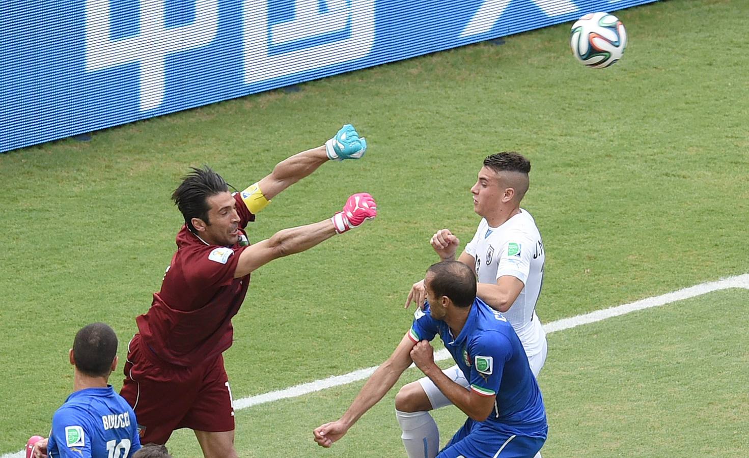 Buffon despeja el balón.