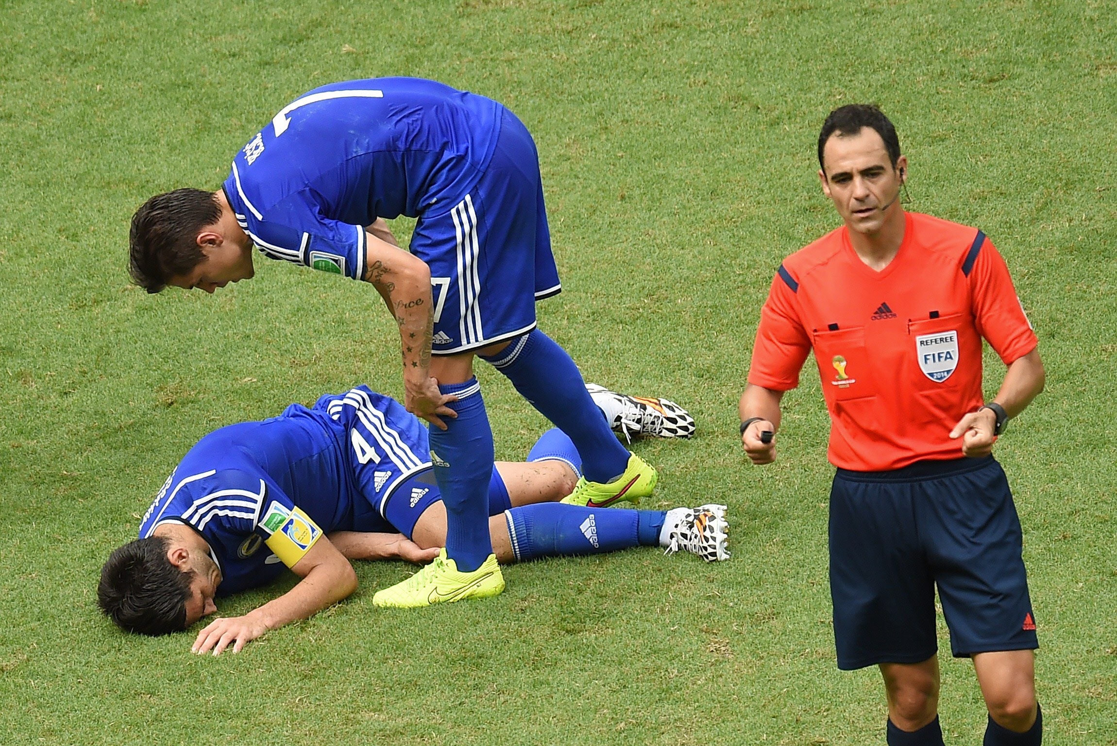 Besic pregunta a Spahic, en el suelo, tras un incidente en el partido.