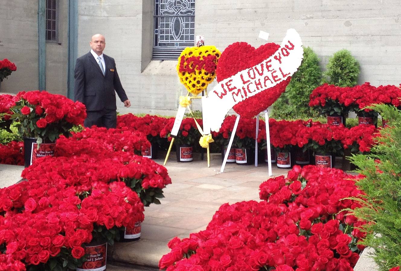 Miles de flores y mensajes para recordar a Michael Jackson