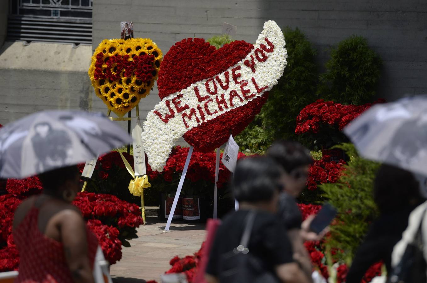 Miles de flores y mensajes para recordar a Michael Jackson