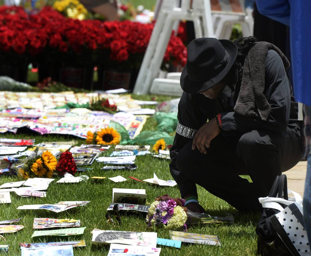 Miles de flores y mensajes para recordar a Michael Jackson