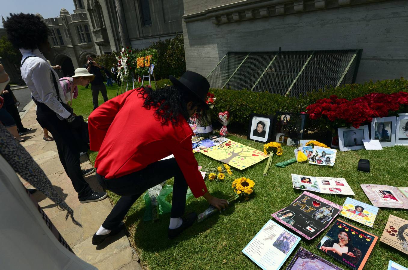 Miles de flores y mensajes para recordar a Michael Jackson