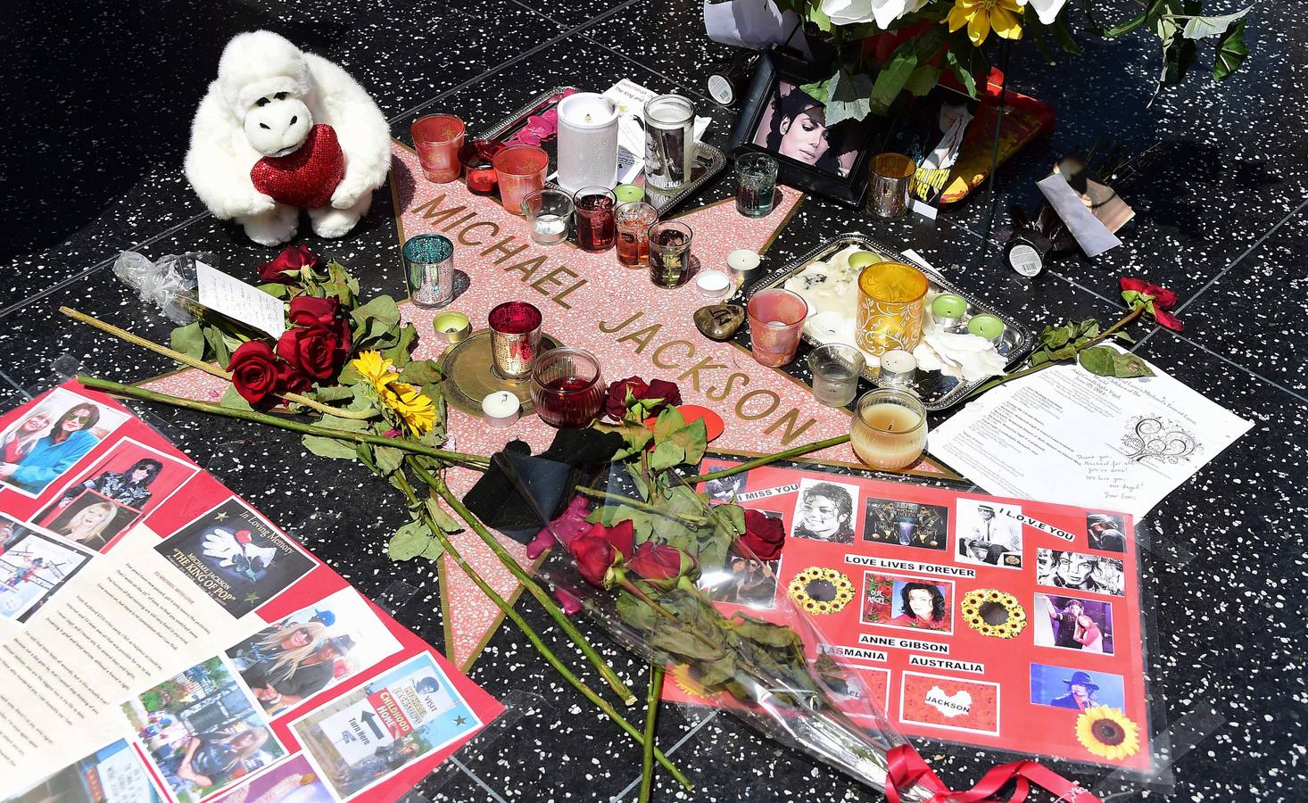 Miles de flores y mensajes para recordar a Michael Jackson