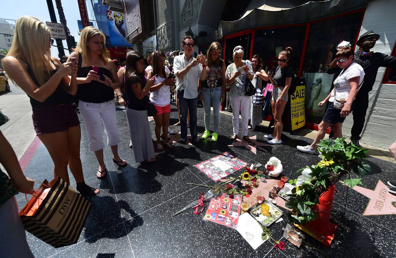 Miles de flores y mensajes para recordar a Michael Jackson