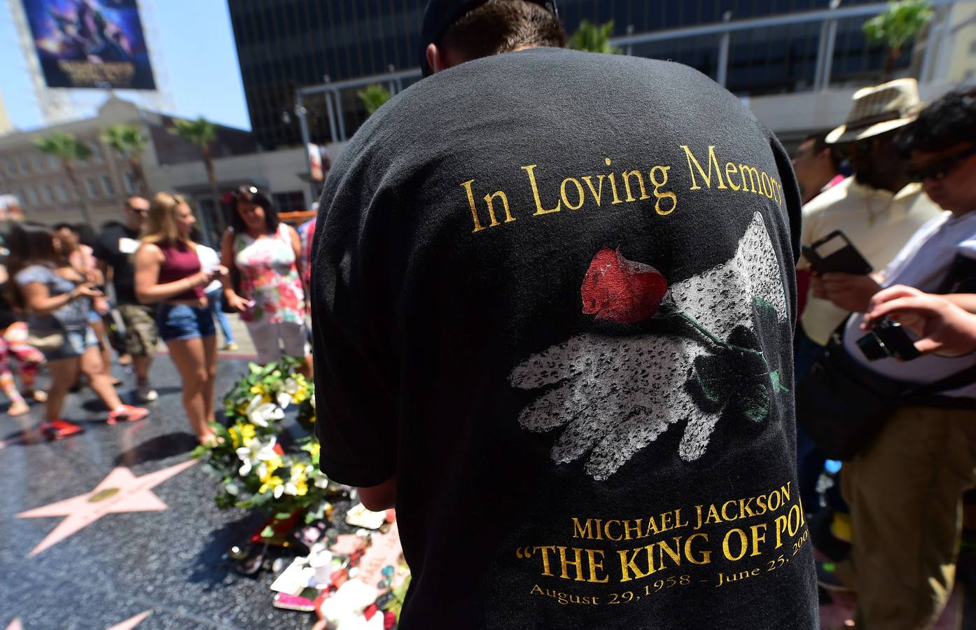 Miles de flores y mensajes para recordar a Michael Jackson