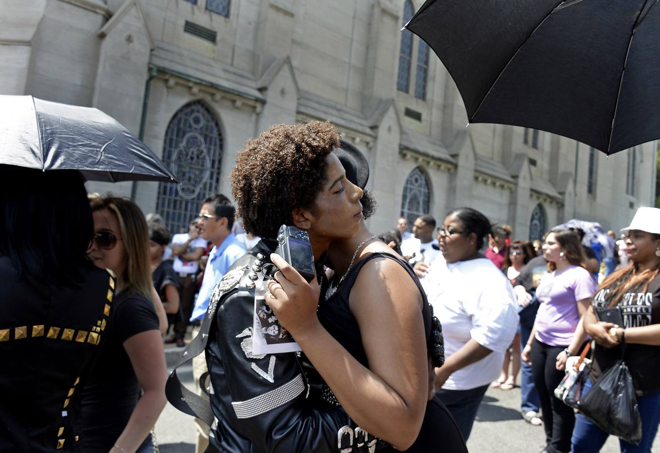 Miles de flores y mensajes para recordar a Michael Jackson