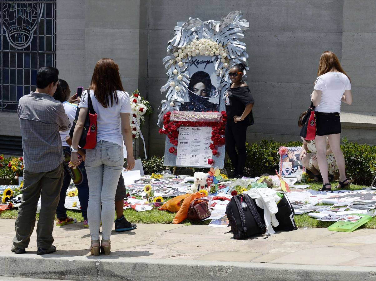 Miles de flores y mensajes para recordar a Michael Jackson