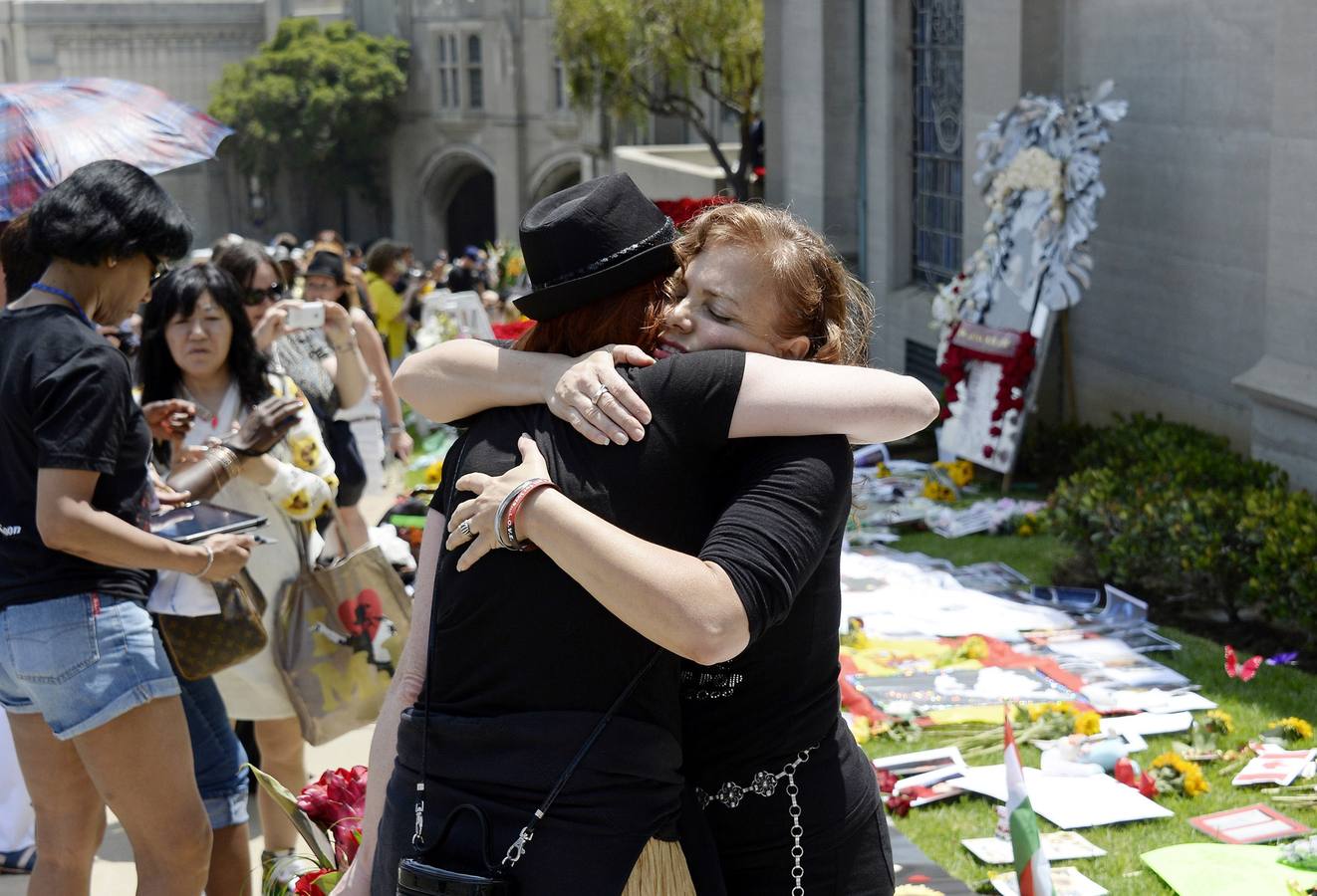 Miles de flores y mensajes para recordar a Michael Jackson