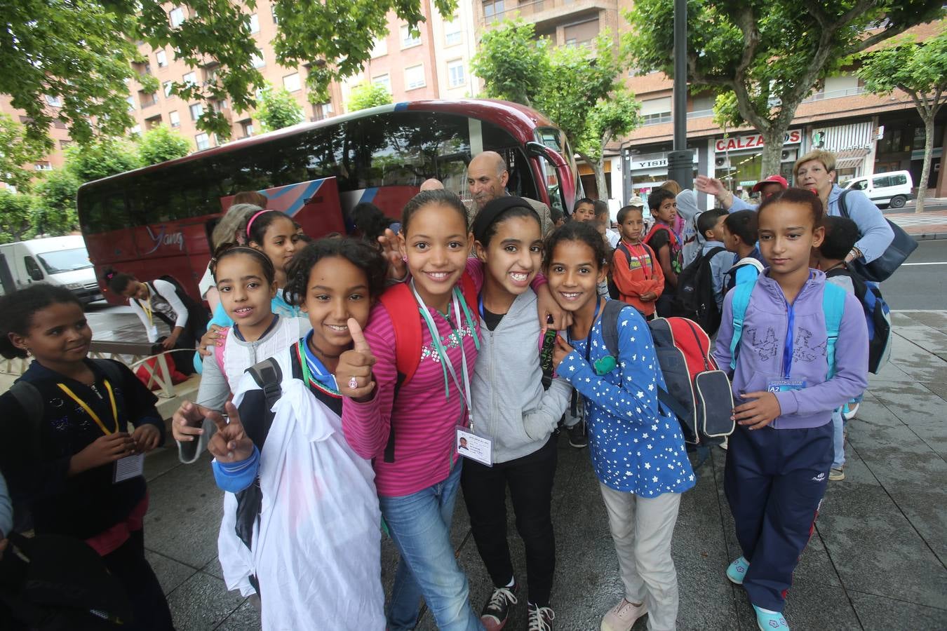 Las familias riojanas se encuentran con los niños saharauis que acogerán este verano