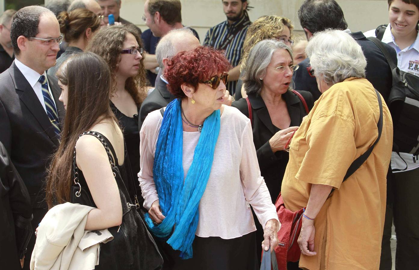 La escritora y periodista Maruja Torres, junto a familiares y amigos de la escritora a la salida del funeral.