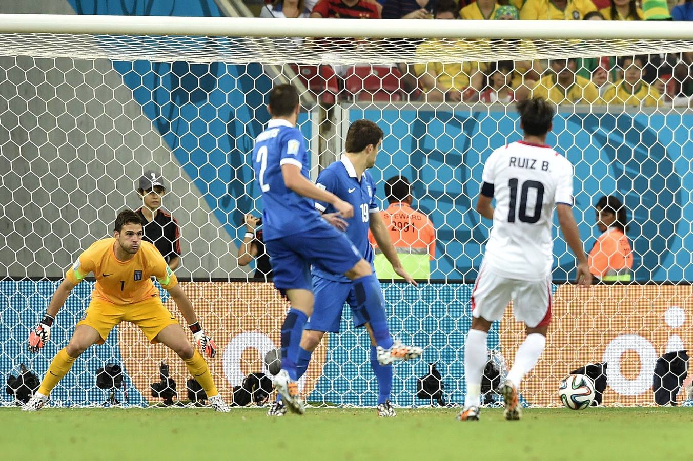 Bryan Ruiz remata para anotar el gol de Costa Rica.