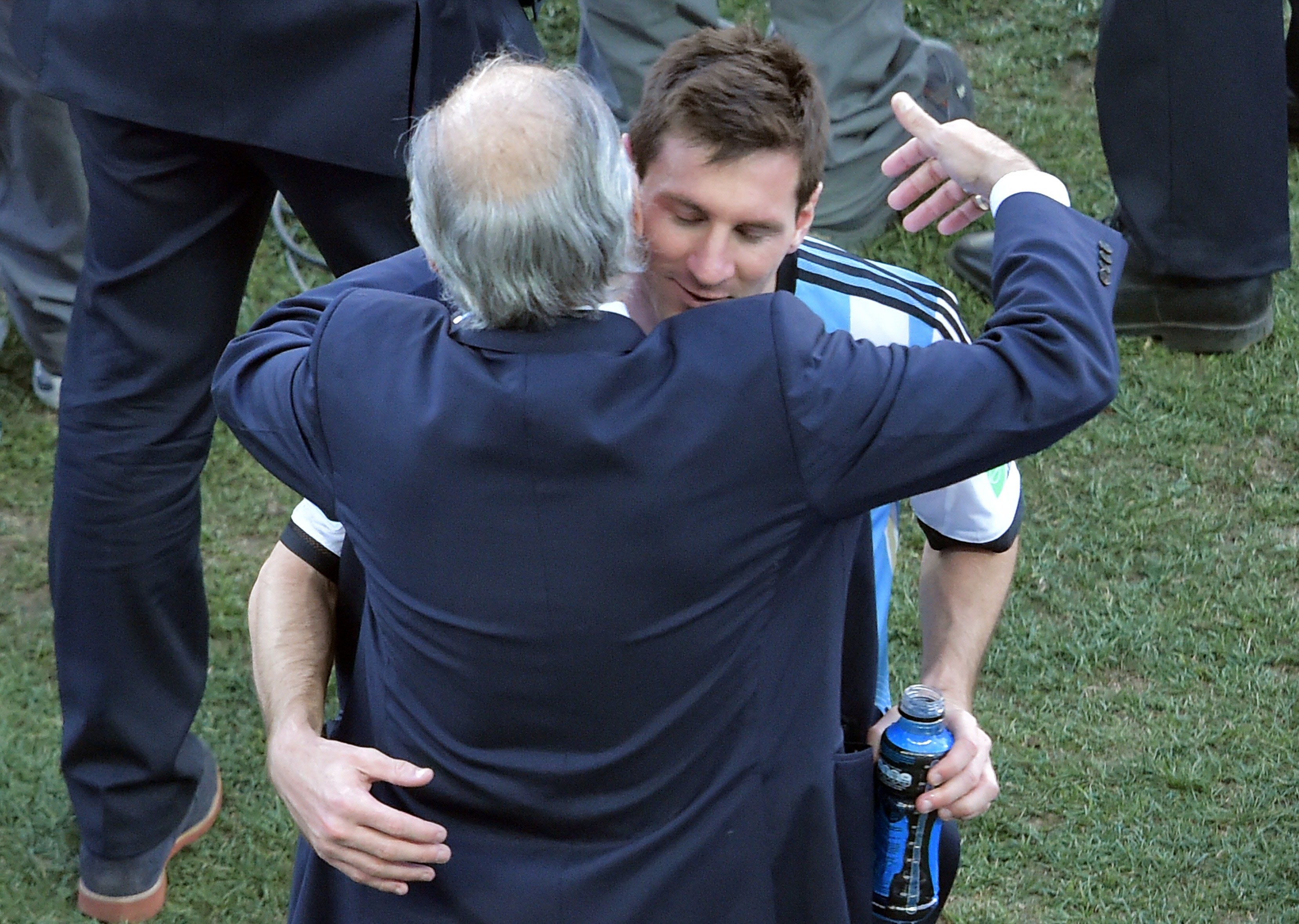 Messi abraza a Alejandro Sabella, técnico de Argentina, tras el encuentro.