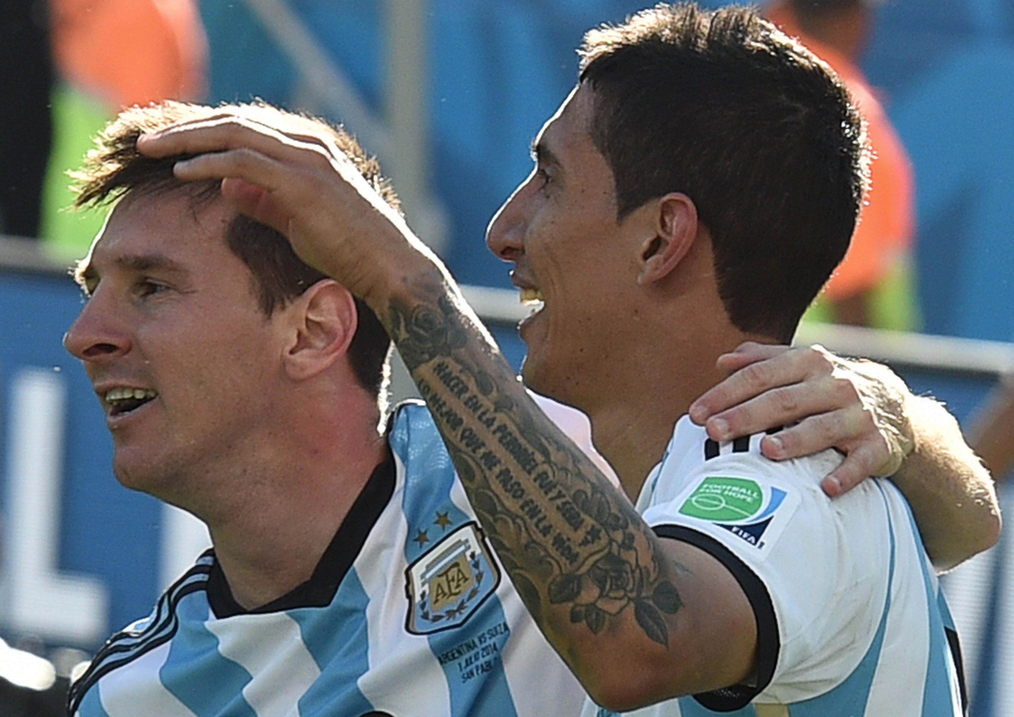 Messi (i) y Di María celebran el gol de Argentina.