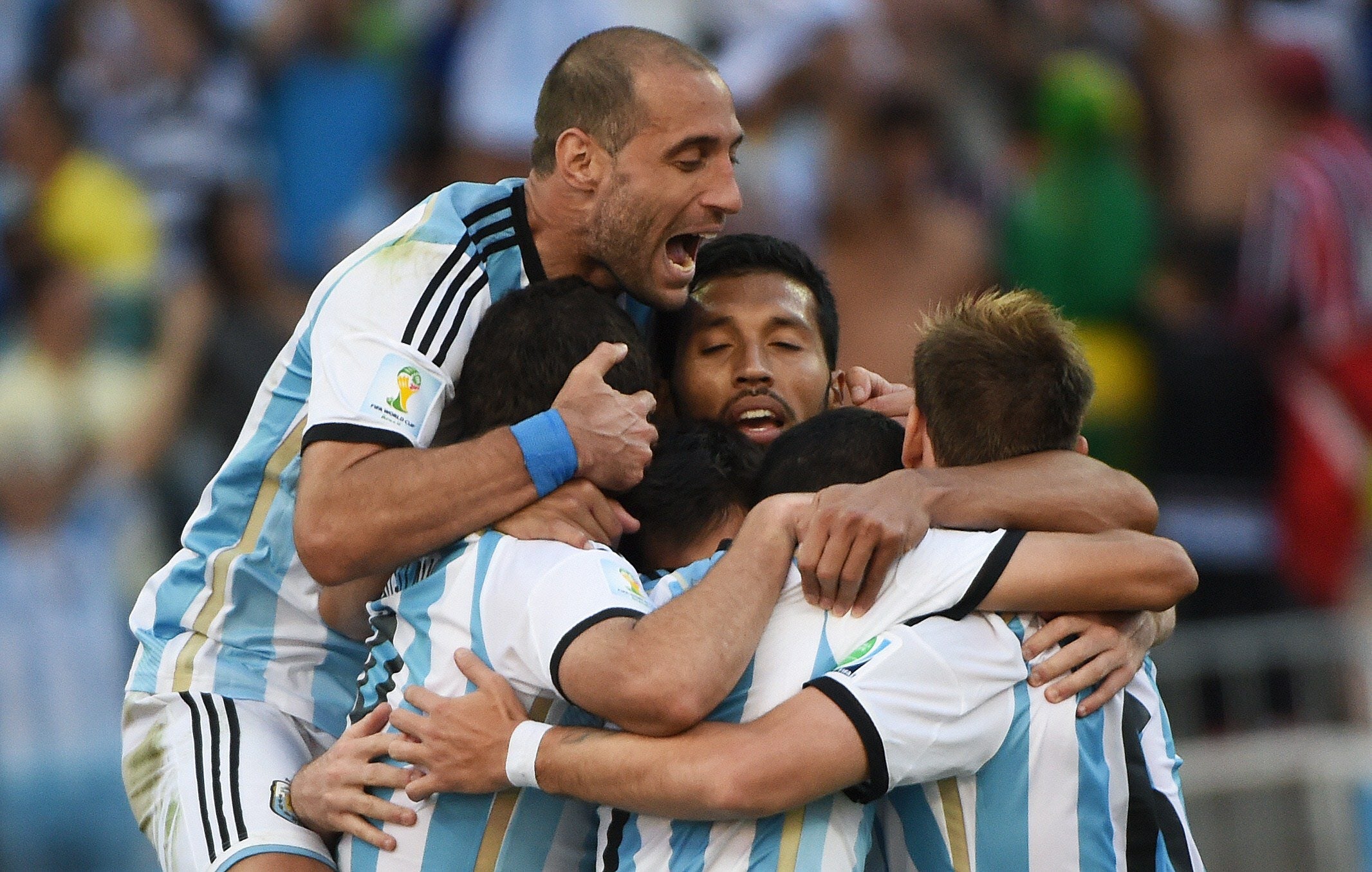 Jugadores argentinos celebran el tanto de Di María.