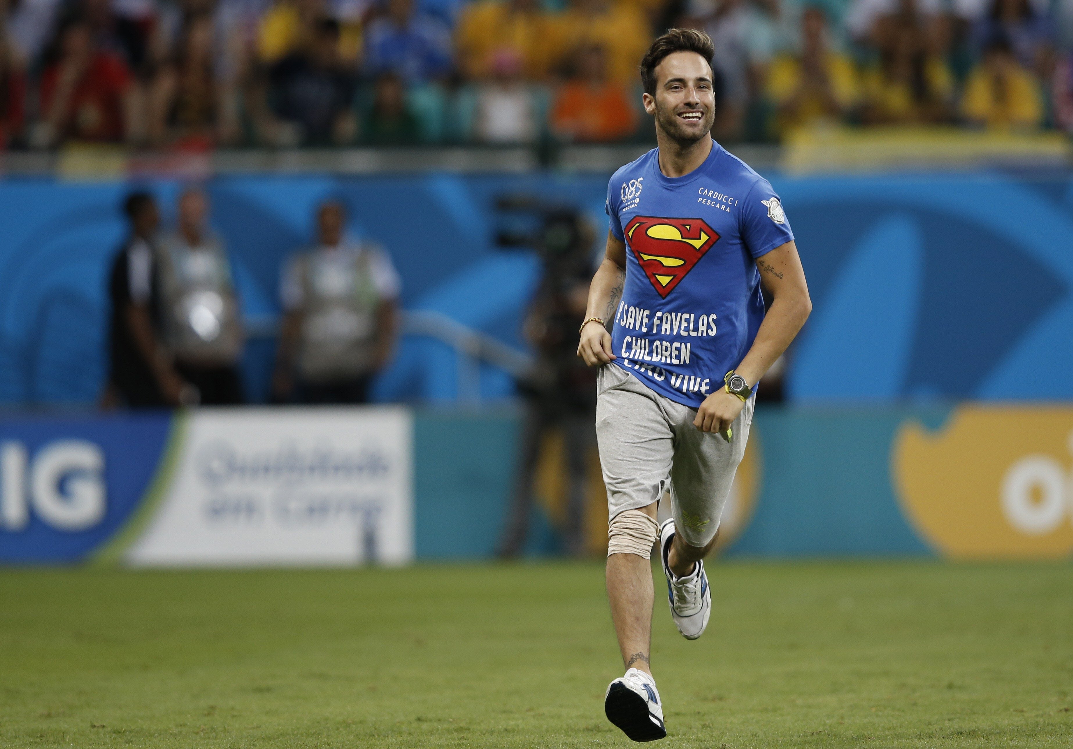 Un espontáneo invade el campo en pleno partido.