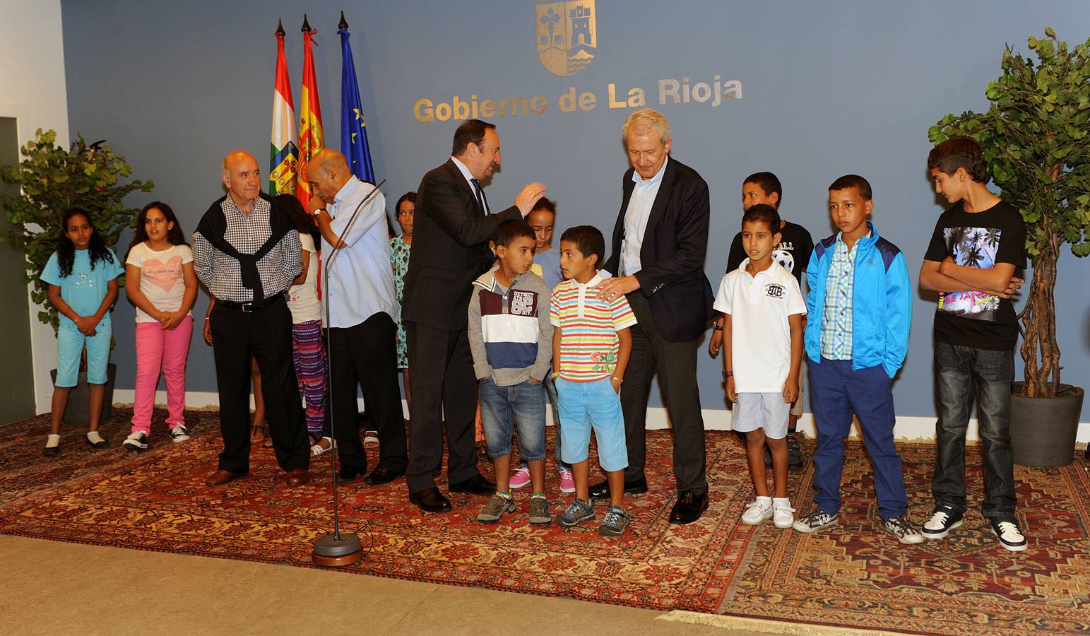 Encuentro entre Sanz y los niños saharauis