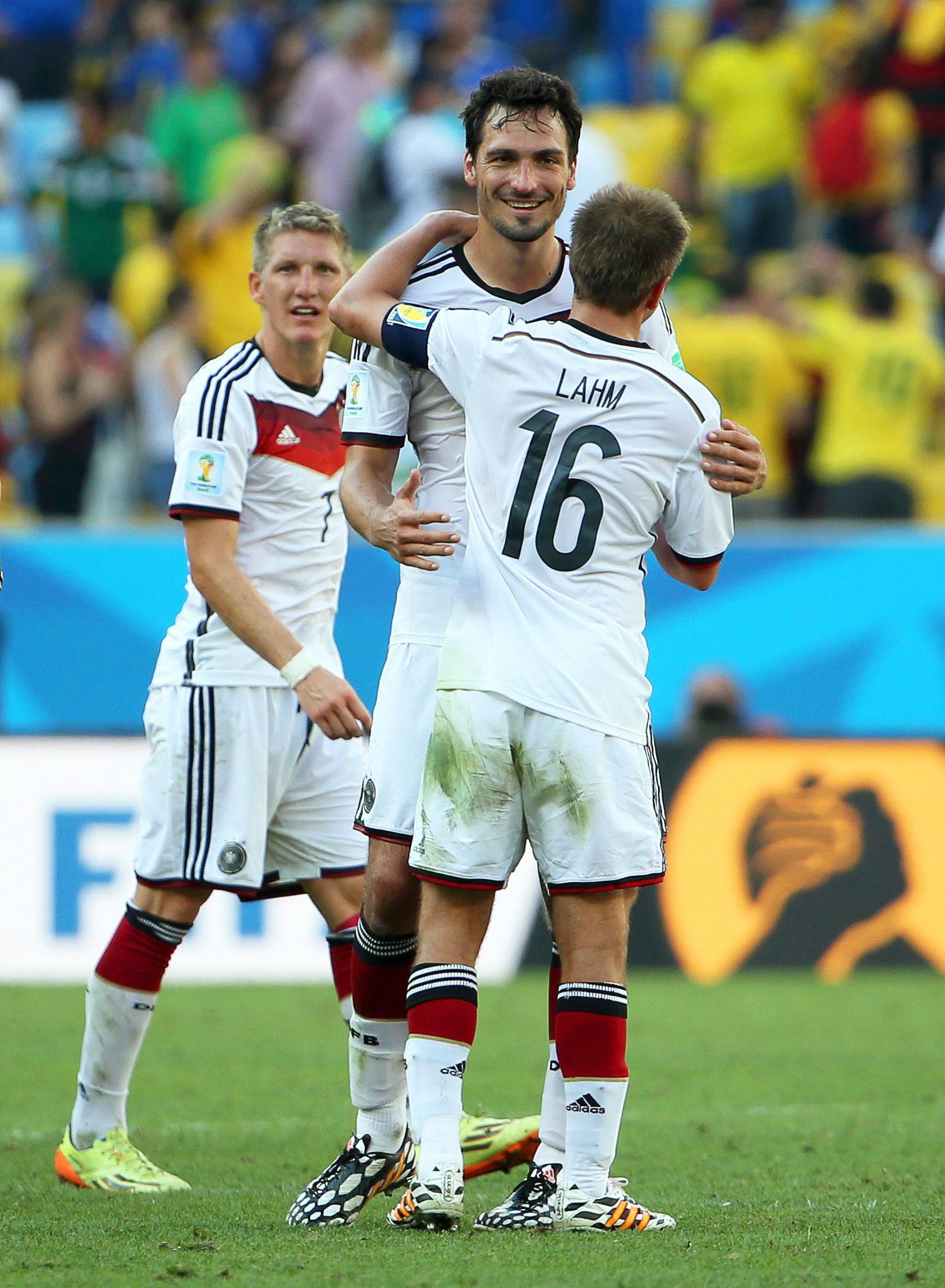 Lahm celebra la victoria de Alemania con sus compañeros.