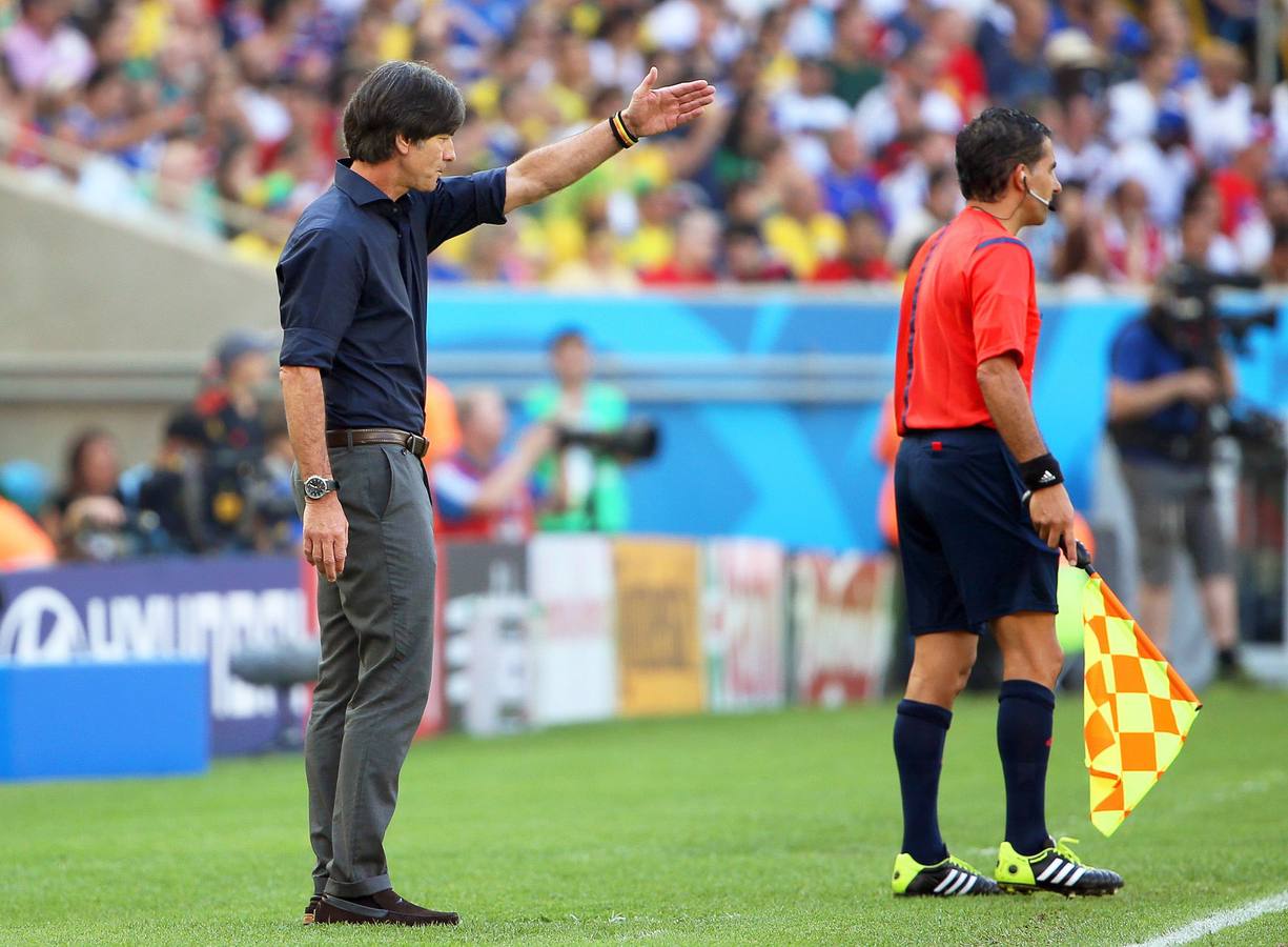 Löw da instrucciones a sus hombres.