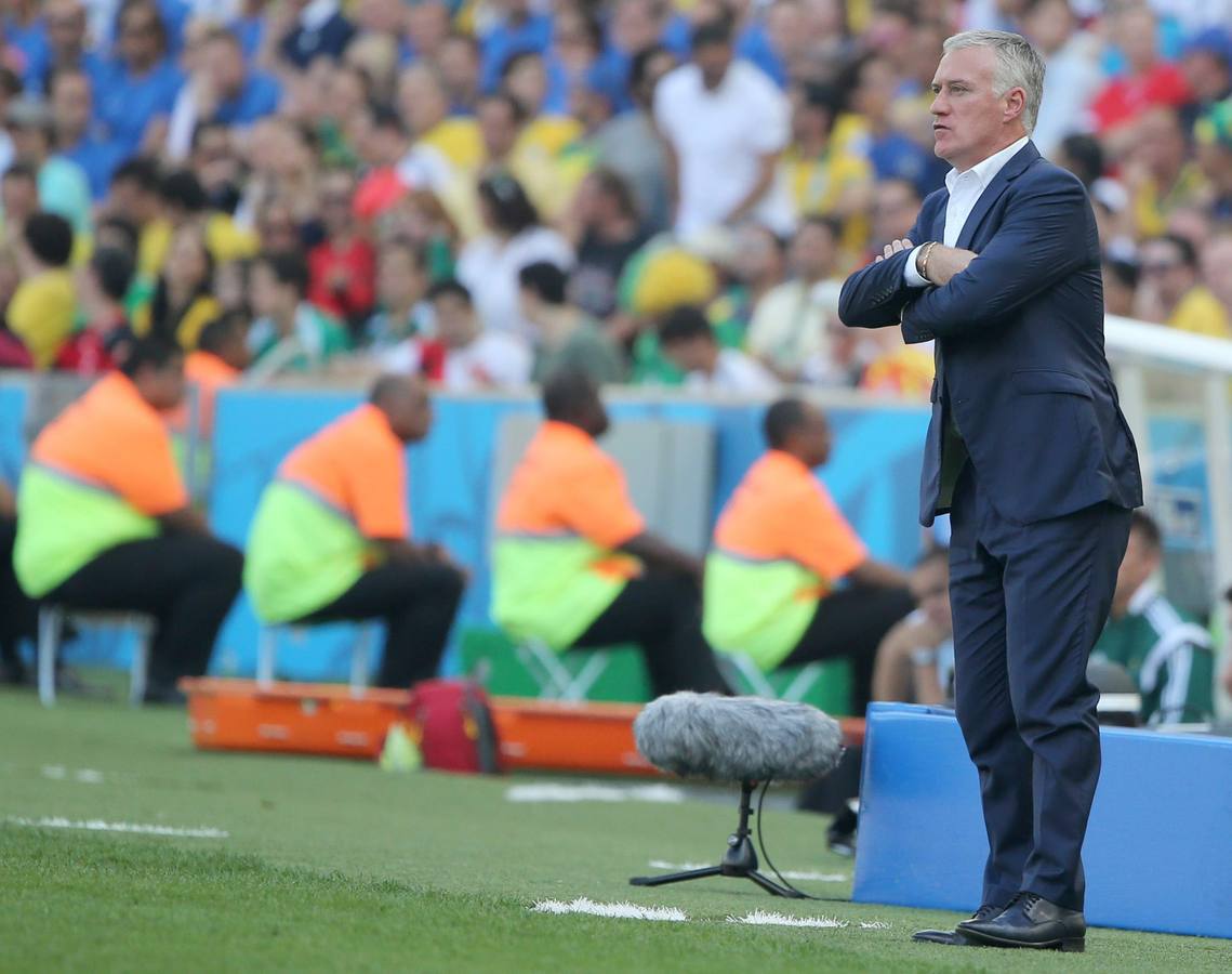 Deschamps, preocupado en el banquillo francés.