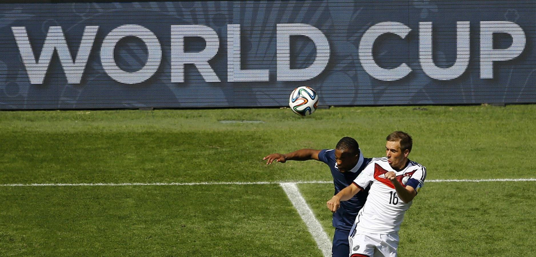 Lahm despeja el balón.