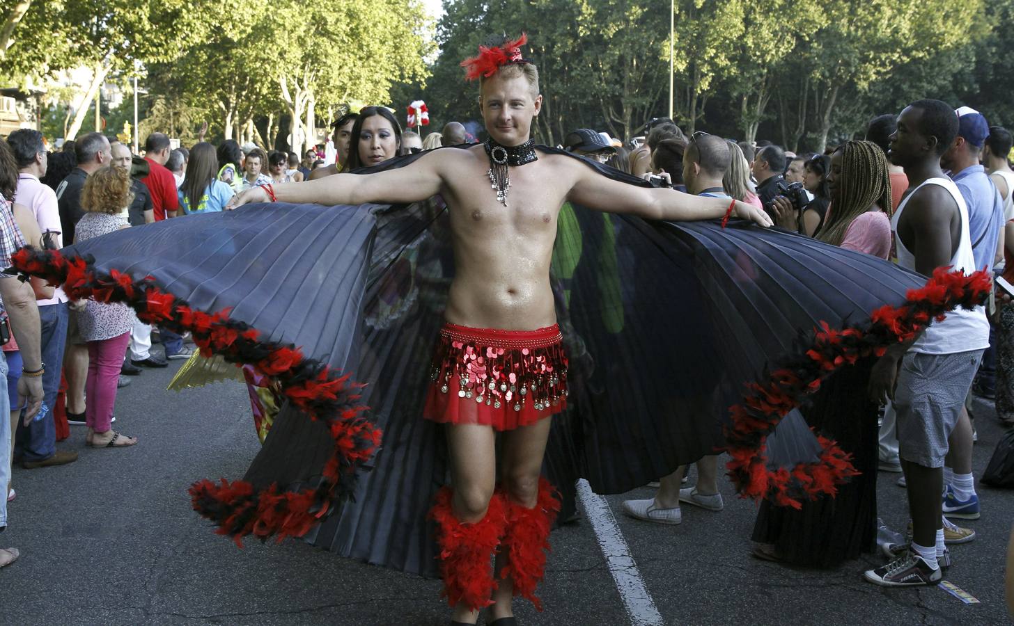 Miles de personas participan en el Desfile del Orgullo Gay.