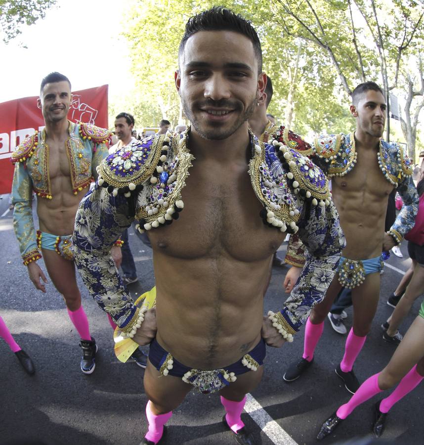 Miles de personas participan en el Desfile del Orgullo Gay.