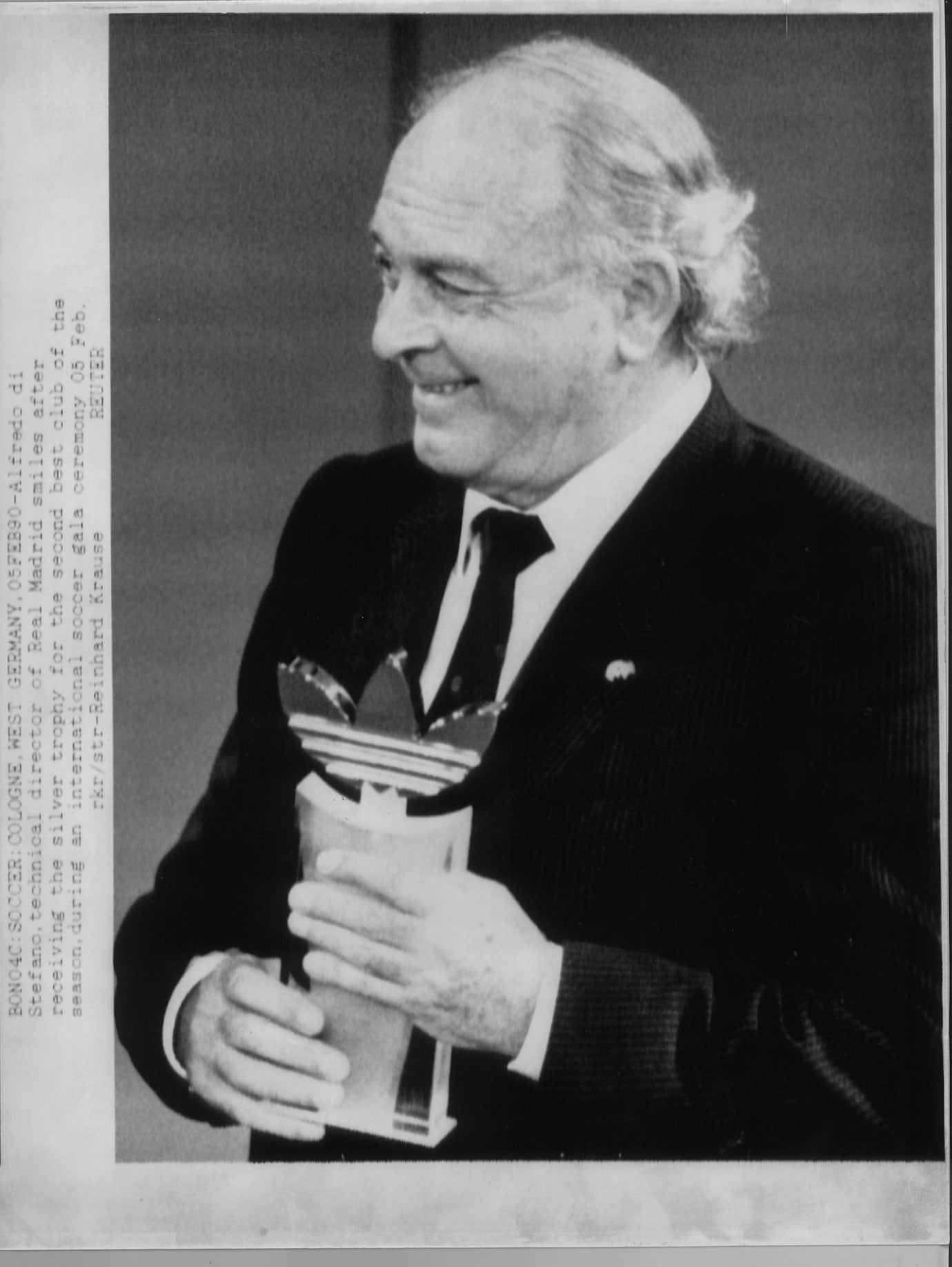 Di Stefano recibe un premio Adidas.