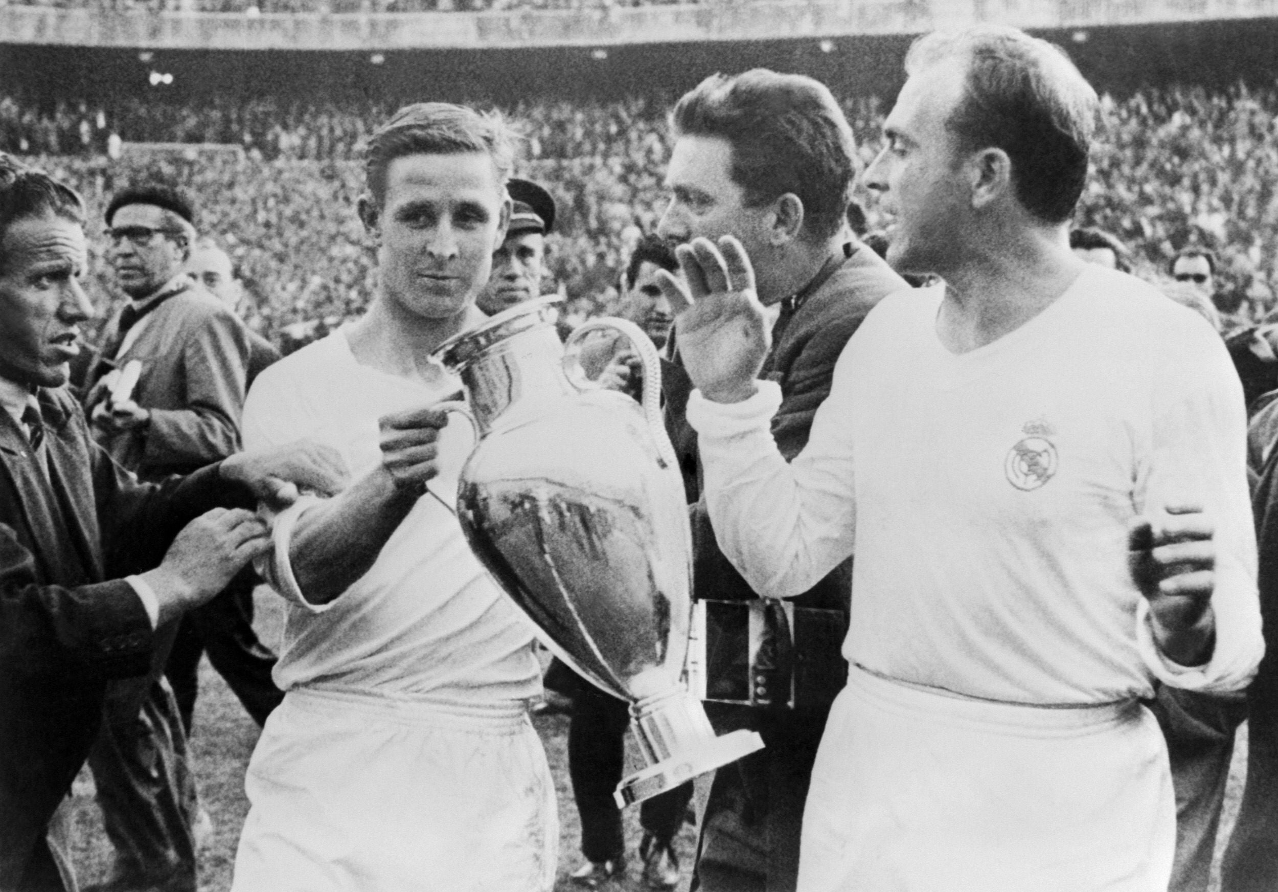 Raymond Kopa (con el trofeo) y Alfredo di Stefano (d) celebran el triunfo de la segunda Copa de Europa del Real Madrid en 1957.