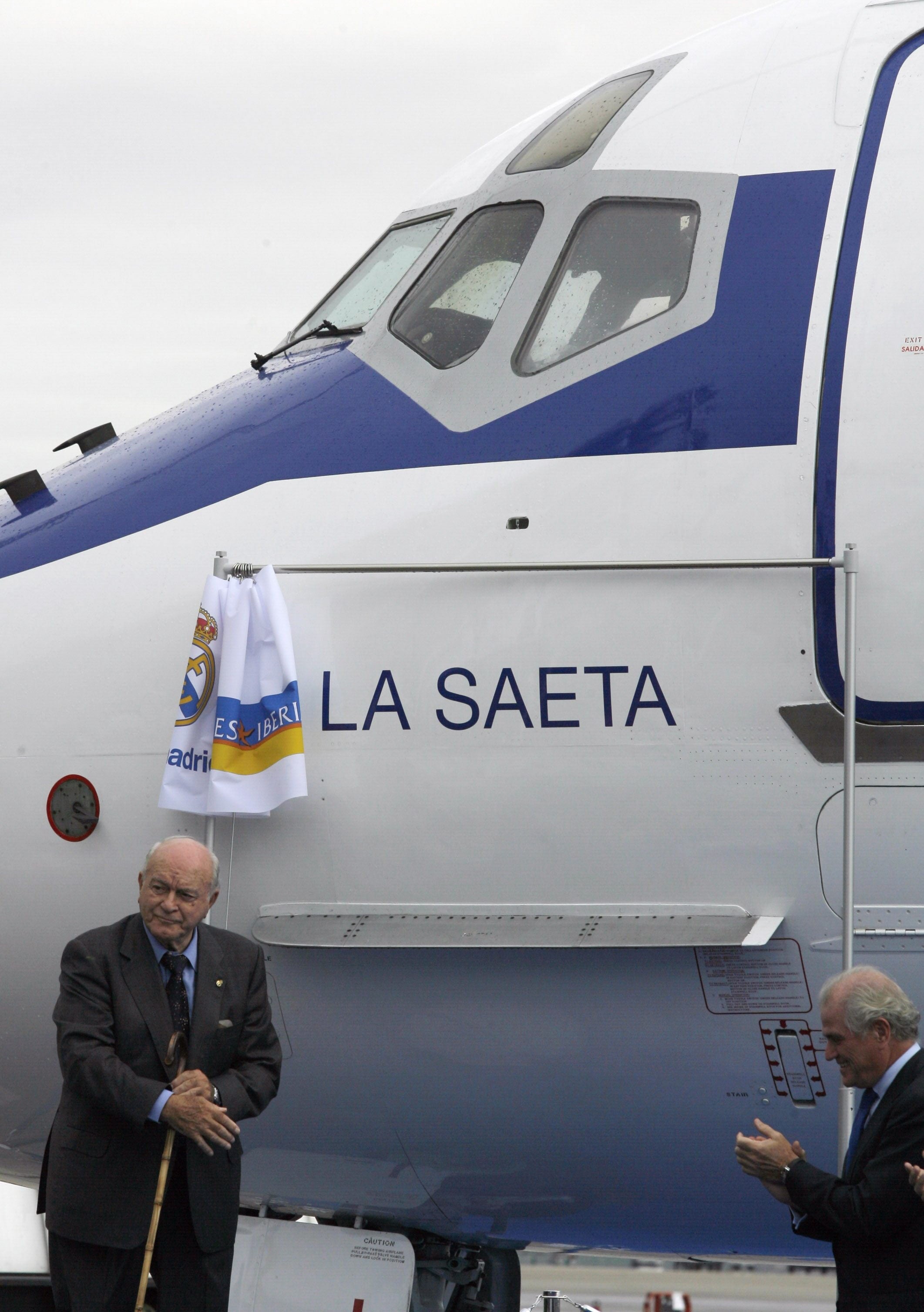 El presidente de honor del Real Madrid, durante la presentación de 'La Saeta', el nuevo avión del club.