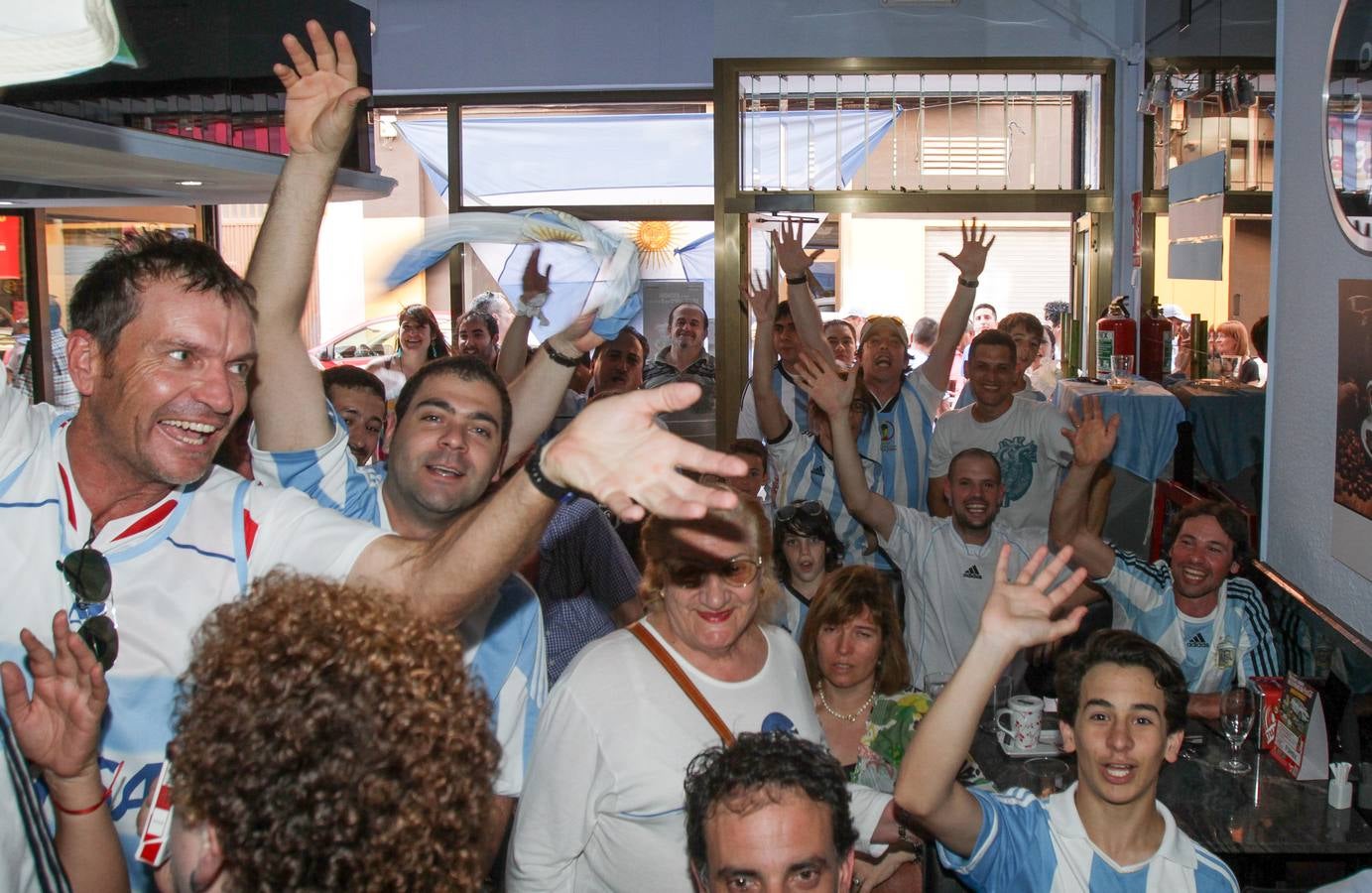 Argentinos en Logroño celebran el pase de su selección a semifinales