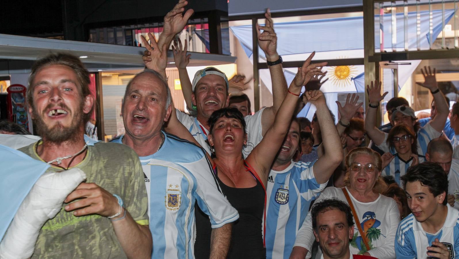 Argentinos en Logroño celebran el pase de su selección a semifinales