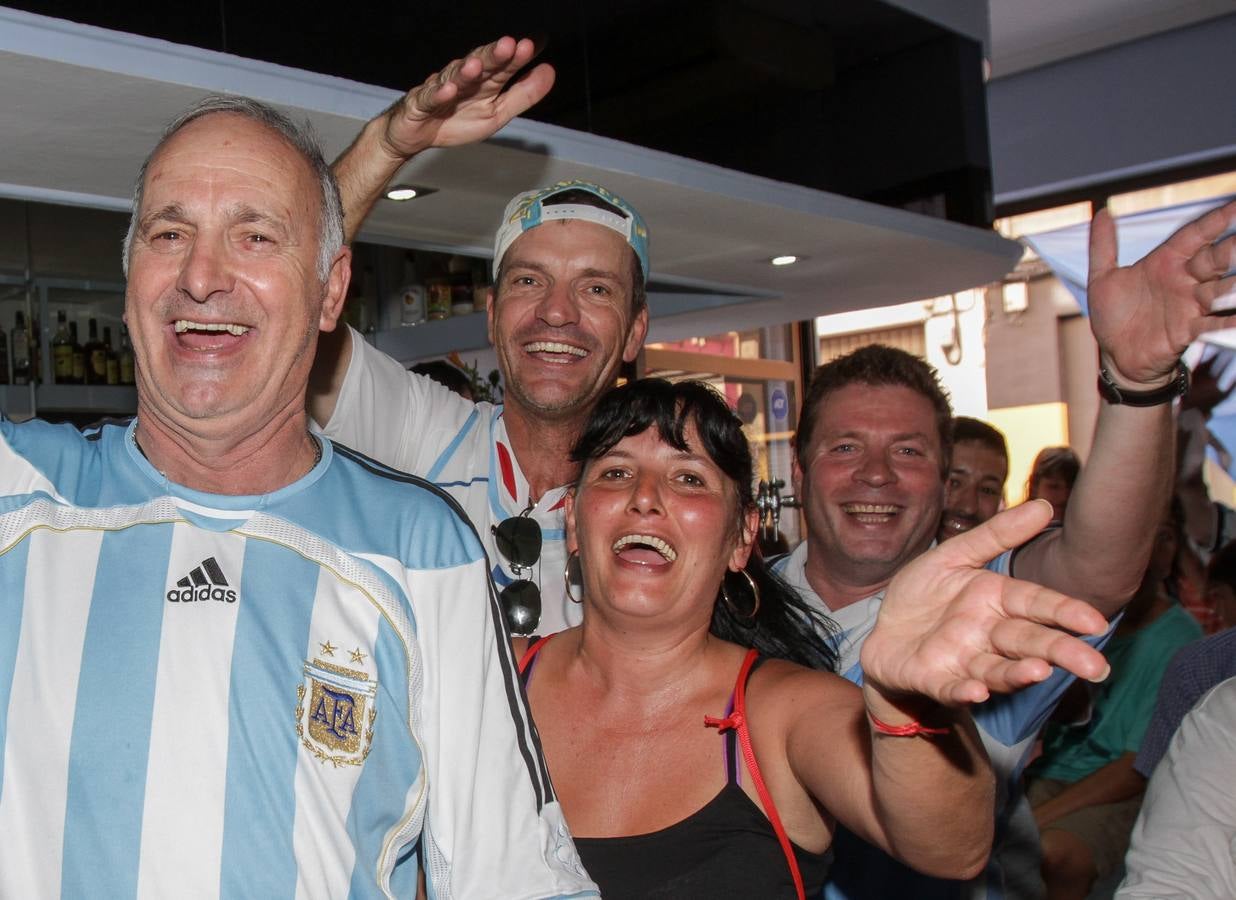 Argentinos en Logroño celebran el pase de su selección a semifinales