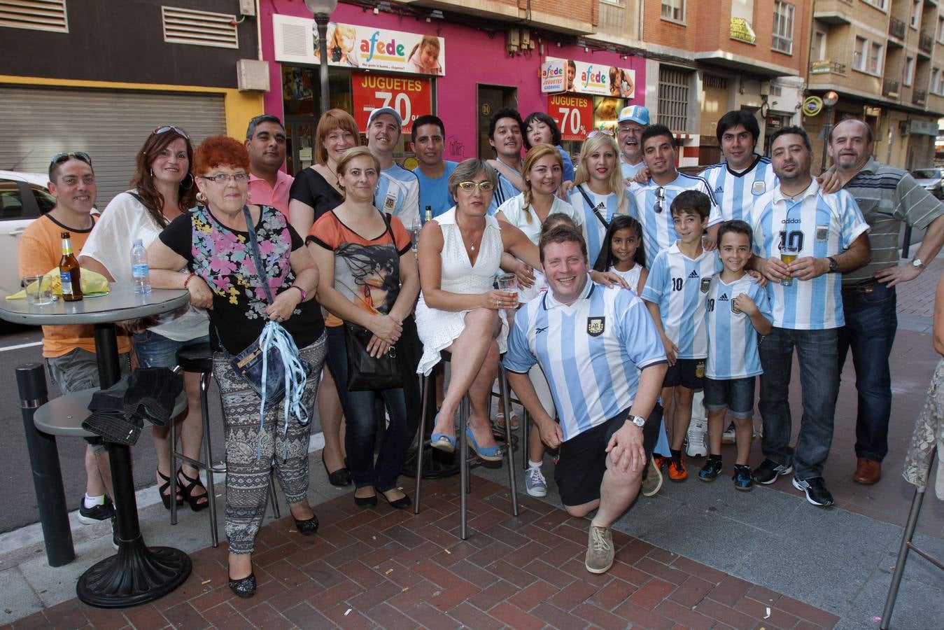 Argentinos en Logroño celebran el pase de su selección a semifinales