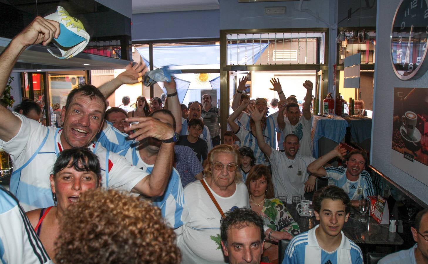 Argentinos en Logroño celebran el pase de su selección a semifinales