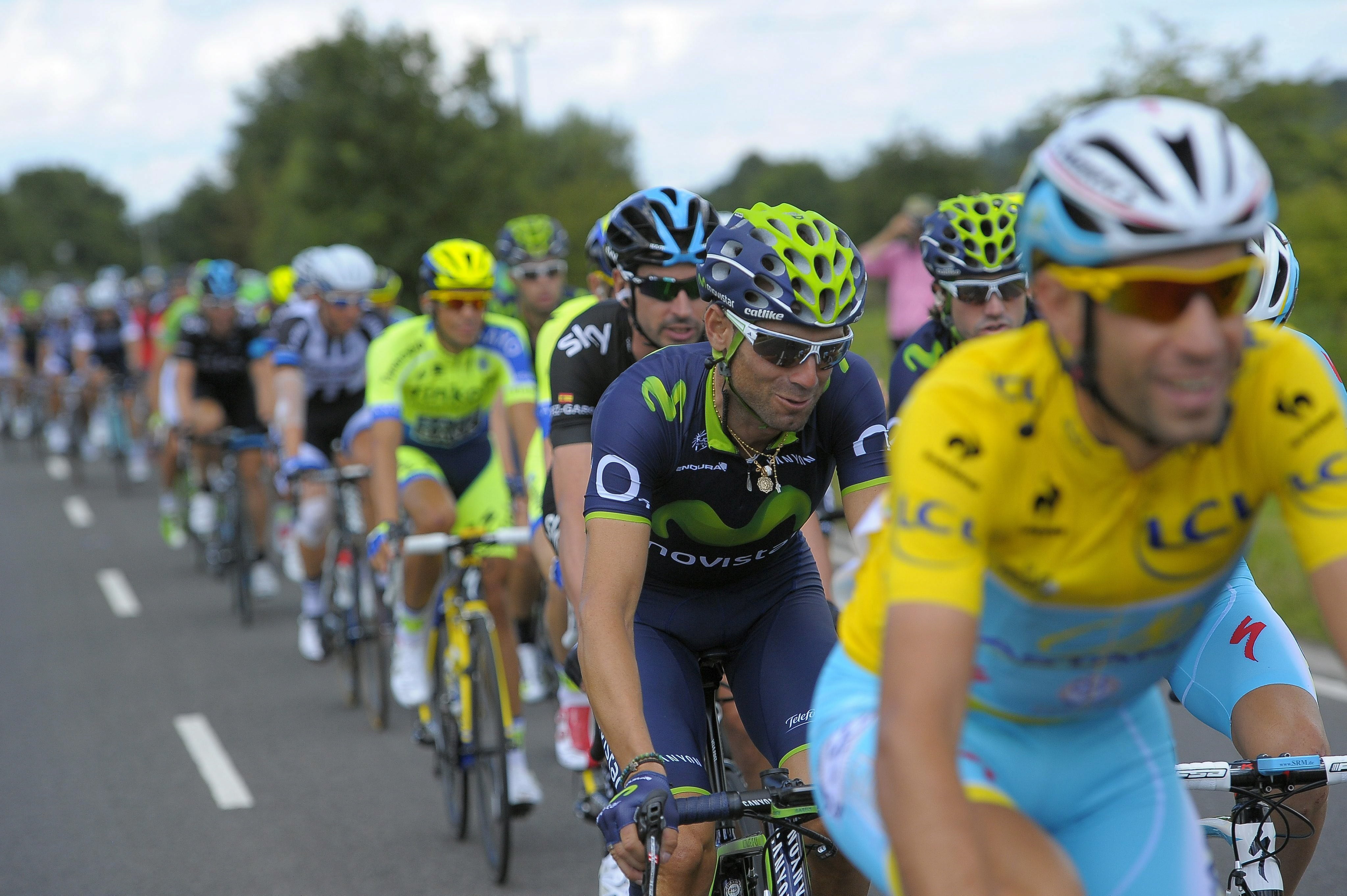 El ciclista español del equipo Movistar, Alejandro Valverde (c), compite durante la tercera etapa.