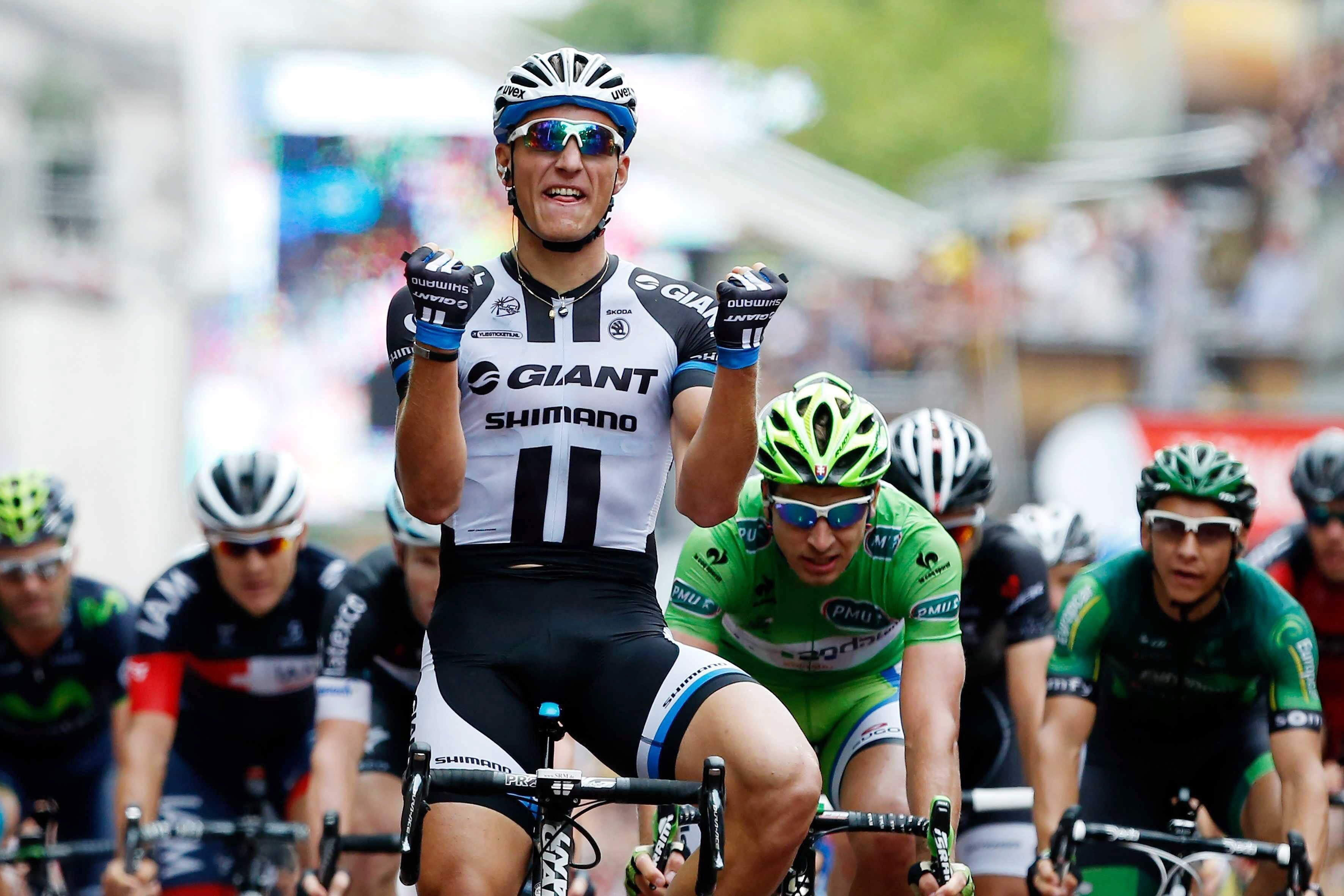 El ciclista alemán del equipo Giant Shimano, Marcel Kittel (c), celebra su victoria de etapa.