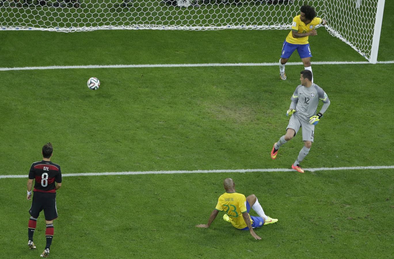 Los brasileños ven entrar el balón en su portería.