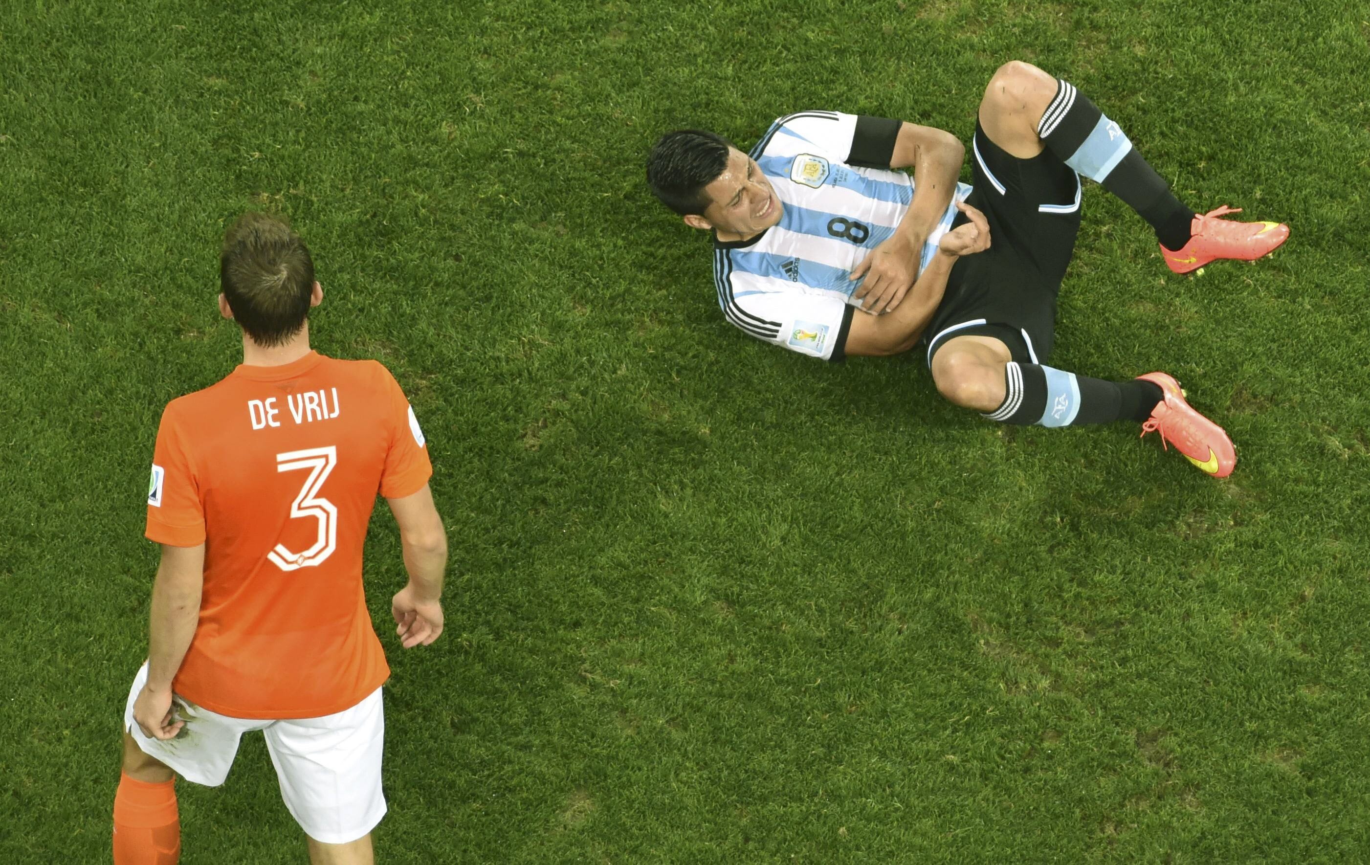 El argentino Enzo Perez (d) en el suelo ante la mirada del holandés Stefan de Vrij.