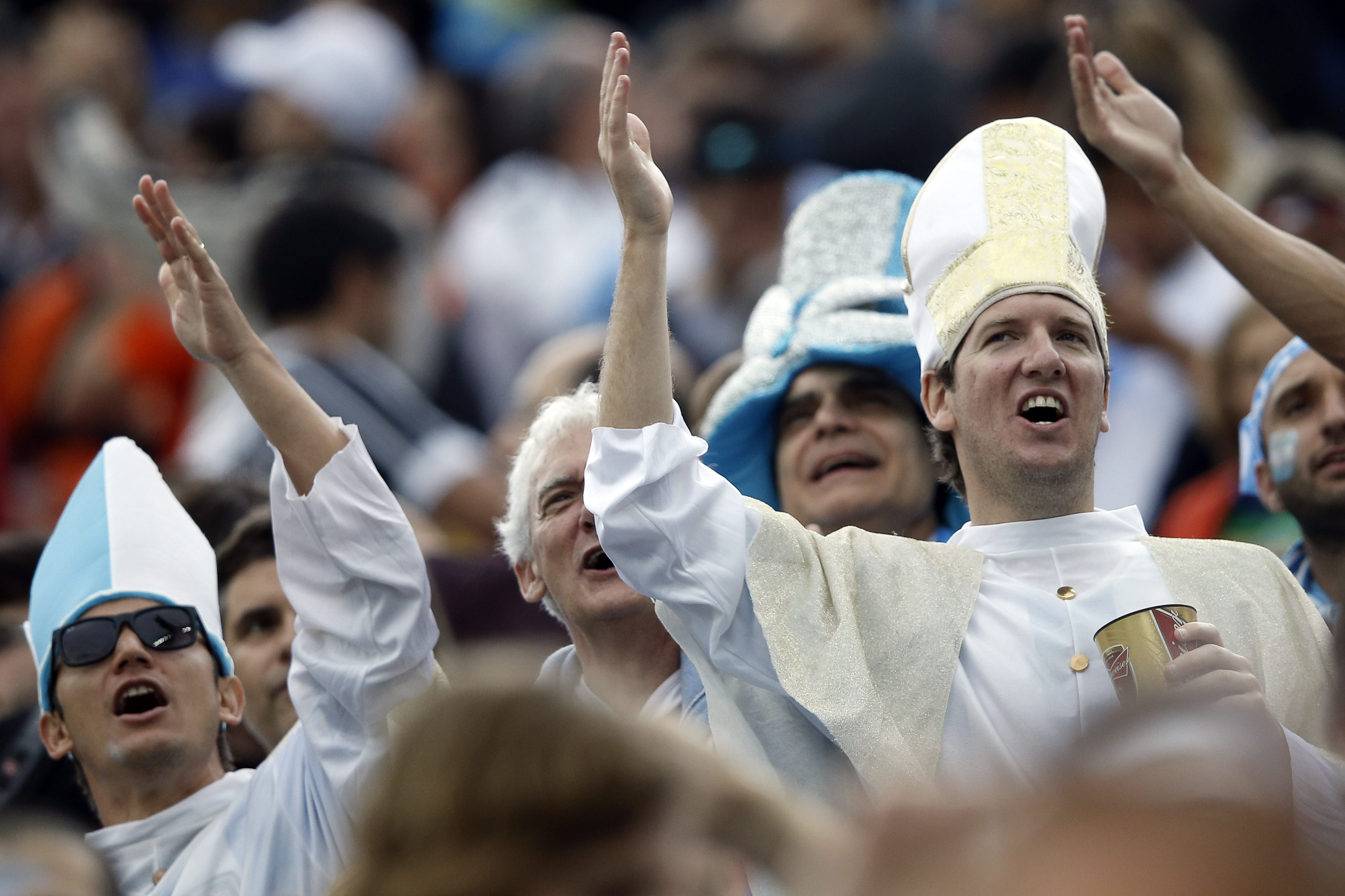 Aficionados argentinos animan a su selección ante Holanda.