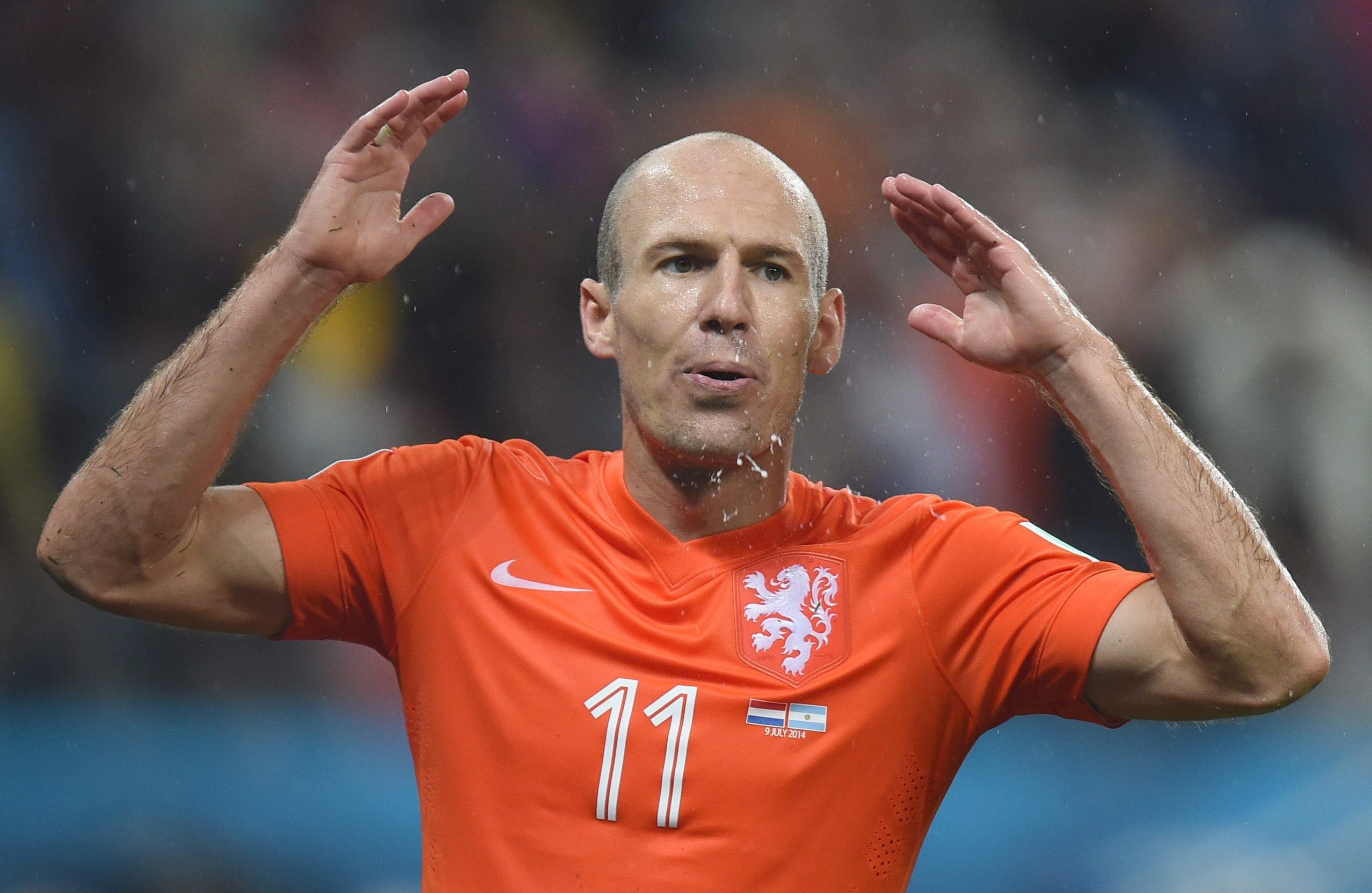 Robben se lamenta por una ocasión fallada.