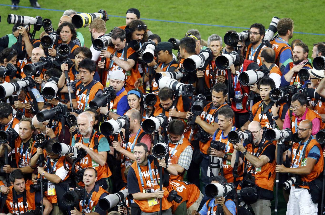 Fotógrafos agolpados al final del partido para realizar la foto de los campeones.