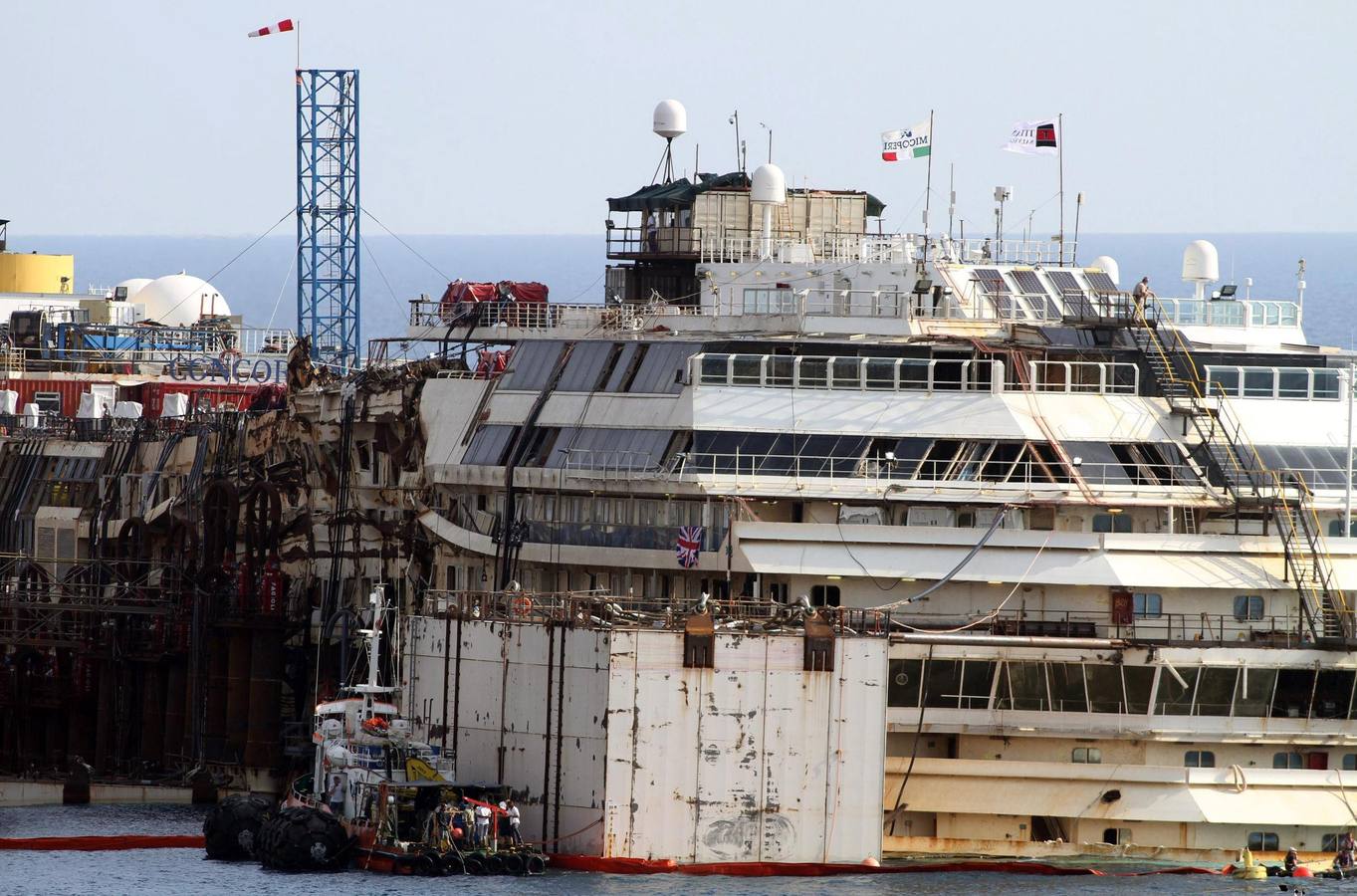 Comienza el reflotamiento del 'Costa Concordia'. Ha comenzado la operación destinada a desencallar, enderezar, reflotar y desguazar el crucero siniestrado.