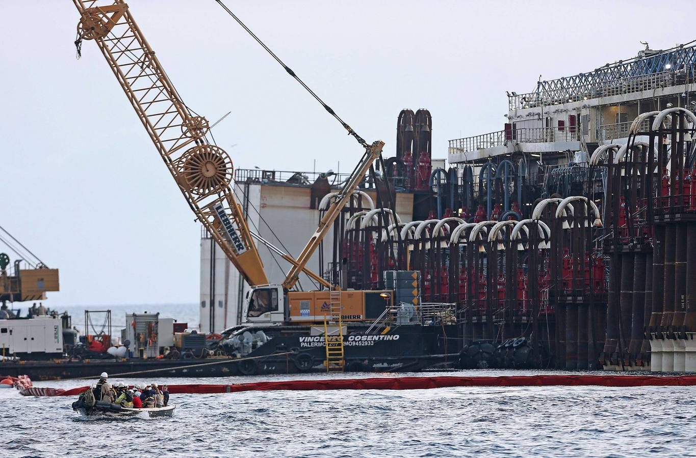 Comienza el reflotamiento del 'Costa Concordia'. Ha comenzado la operación destinada a desencallar, enderezar, reflotar y desguazar el crucero siniestrado.