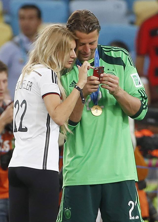 Roman Weidenfeller, de confidencias. Roman Weidenfeller ve fotos en el móvil con su novia.