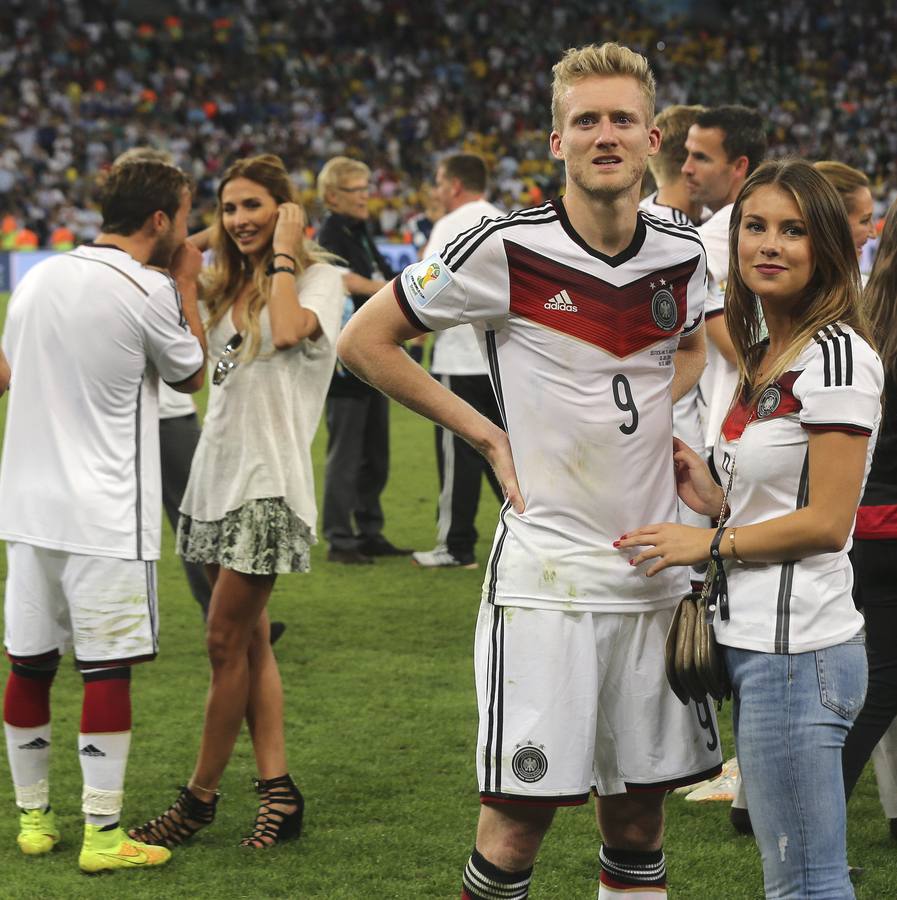 Schurrle, con su chica. Schurrle aparece con su novia en primer plano y al fondo Gotze, con su pareja.