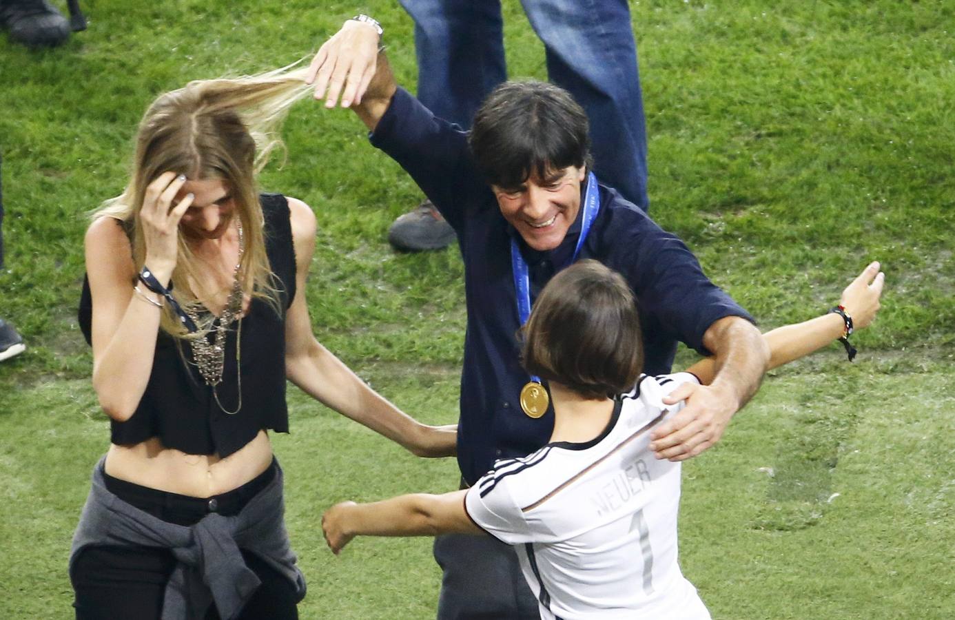 Löw, las novias de sus chicos. Joachim Löw bromeó con las novias de Neuer y Schweinsteiger.