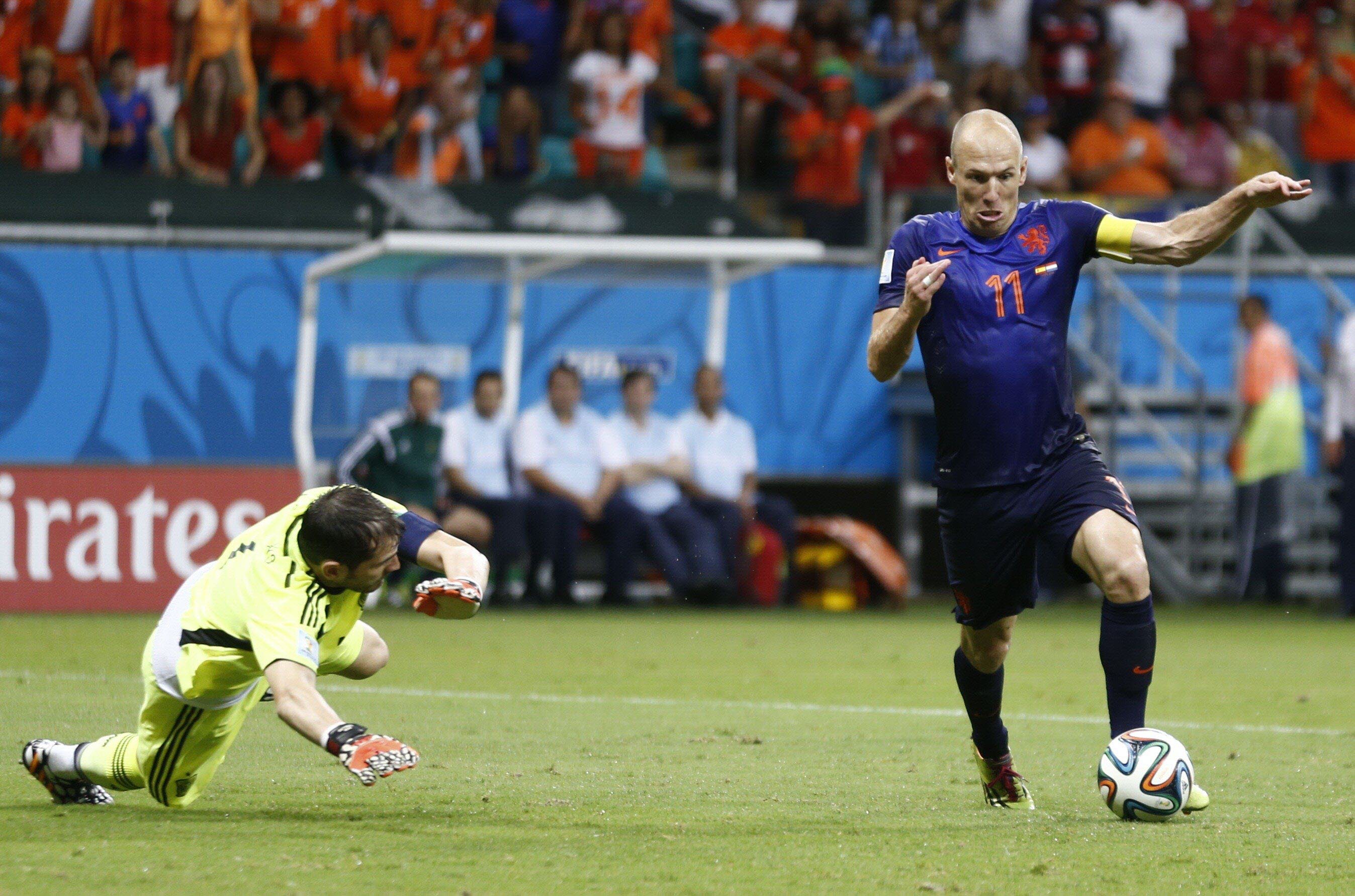 13 junio - Robben humilla a Casillas. Es el fin de un reinado. Holanda se toma la revancha de la derrota en la final de Sudáfrica-2010 y humilla a España, al golear al campeón por 5-1. Como imagen del partido quedará la fabulosa jugada de Arjen Robben, que en velocidad se fue de los defensas y con varios regates tiró al suelo a Iker Casillas, le 'toreó' y acabó marcando, con el arquero español por el suelo. La Roja no se recuperará del golpe y tras perder con Chile en el segundo partido, queda eliminada en la primera fase.