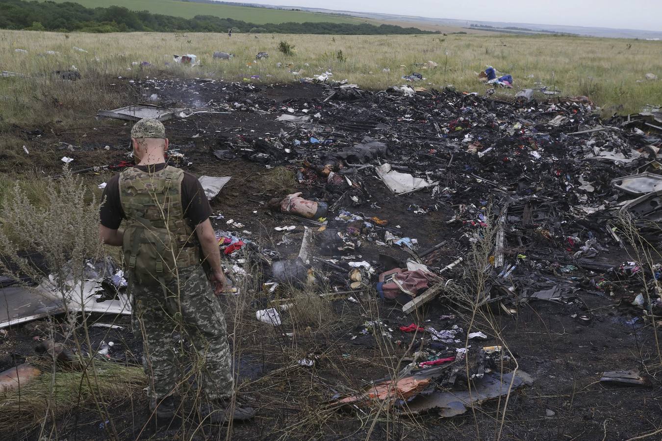 Rebeldes prorrusos inspeccionan los restos del Boeing 777.