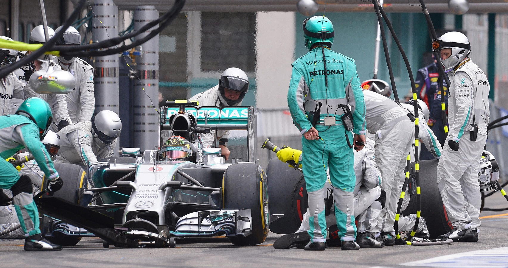 Nico Rosberg realizada una parada en el pit lane