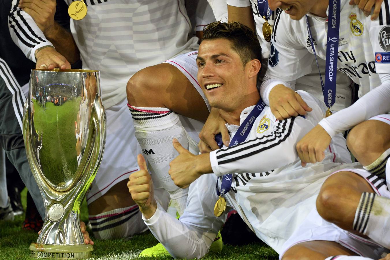 Cristiano Ronaldo, junto a la copa de campeones de la Supercopa de Europa.